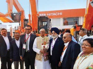 mr-amit-mitra-state-finance-minister-with-mr-sandeep-singh-md-tata-hitachi-at-tata-hitachi-stall-at-imme-2016-copy