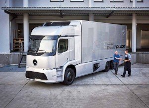Kleinserie 2017: vollelektrischer Mercedes-Benz Urban eTruck im Kundeneinsatz. Technische Daten: Mercedes-Benz Urban eTruck, Exterieur, Silver Arrow metallic, dreiachsiger Verteiler-Lkw, 2 x 125 kW, 2 x 500 Nm, 3 Module Lithium-Ionen-Batterien, Gesamtkapazität: 212 kWh, elektrisch angetriebene Hinterachse, Reichweite: bis zu 200 km, zul. Gesamtgewicht: 25 t, Zuladung 12,8 t, schwerer Verteilerverkehr, flüsterleise und emissionsfrei, Testflotte ; Small series 2017: all-electric Mercedes-Benz Urban eTruck for customer trial. Technical Data: Mercedes-Benz Urban eTruck, Exterior, silver arrow metallic, three-axle short-radius distribution truck, 2 x 125 kW, 2 x 500 Nm, 3 modules of lithium-ion batteries, total capacity: 212 kWh, electrically driven rear axle, operating range: up to 200 km, permissible gross vehicle weight: 25 t, heavy-duty truck, zero emissions, quiet as a whisper and with a payload of 12.8 t, test fleet.;
