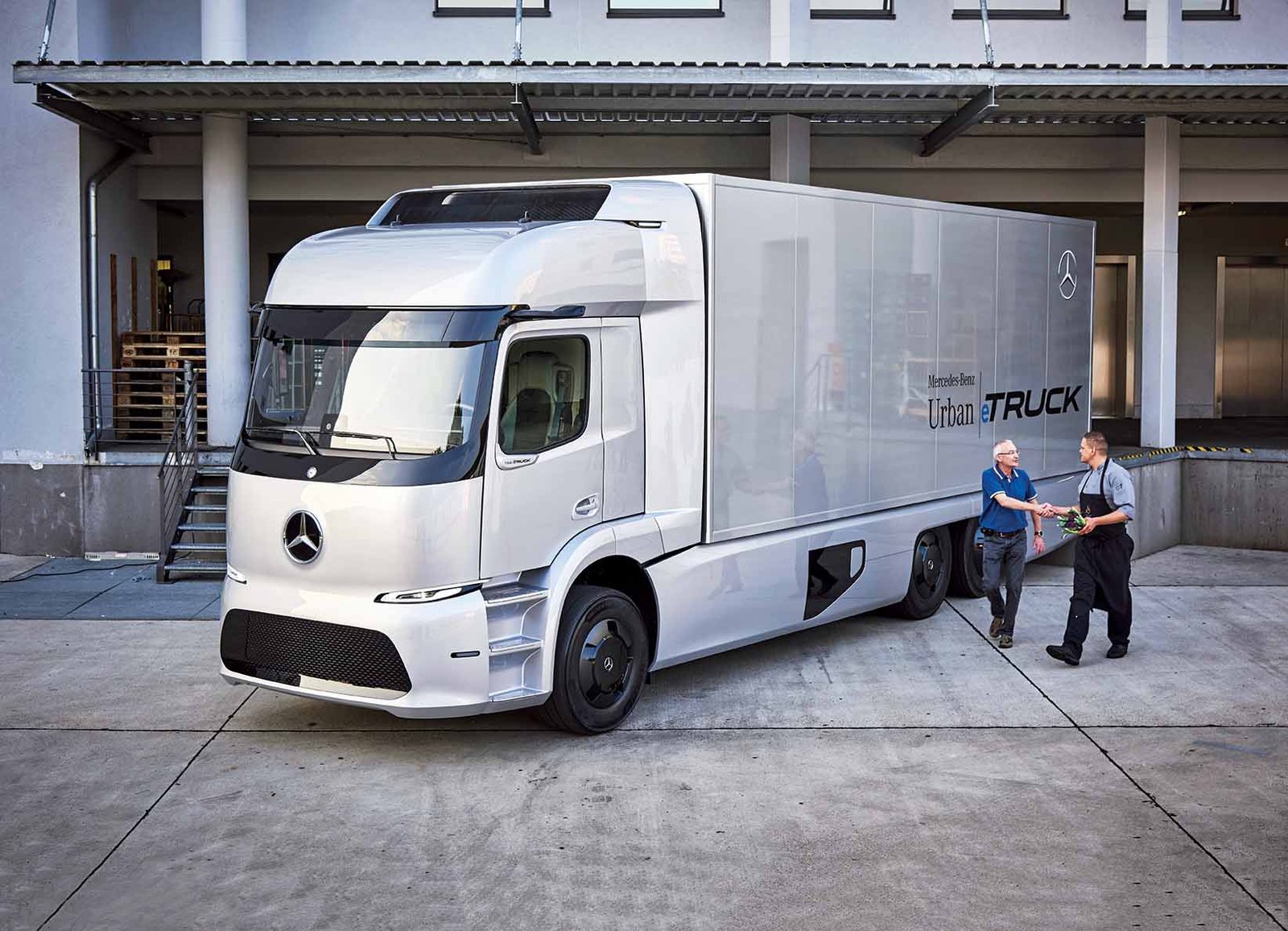 Kleinserie 2017: vollelektrischer Mercedes-Benz Urban eTruck im Kundeneinsatz. Technische Daten: Mercedes-Benz Urban eTruck, Exterieur, Silver Arrow metallic, dreiachsiger Verteiler-Lkw, 2 x 125 kW, 2 x 500 Nm, 3 Module Lithium-Ionen-Batterien, Gesamtkapazität: 212 kWh, elektrisch angetriebene Hinterachse, Reichweite: bis zu 200 km, zul. Gesamtgewicht: 25 t, Zuladung 12,8 t, schwerer Verteilerverkehr, flüsterleise und emissionsfrei, Testflotte ;
Small series 2017: all-electric Mercedes-Benz Urban eTruck for customer trial. Technical Data: Mercedes-Benz Urban eTruck, Exterior, silver arrow metallic, three-axle short-radius distribution truck, 2 x 125 kW, 2 x 500 Nm, 3 modules of lithium-ion batteries, total capacity: 212 kWh, electrically driven rear axle, operating range: up to 200 km, permissible gross vehicle weight: 25 t, heavy-duty truck, zero emissions, quiet as a whisper and with a payload of 12.8 t, test fleet.;