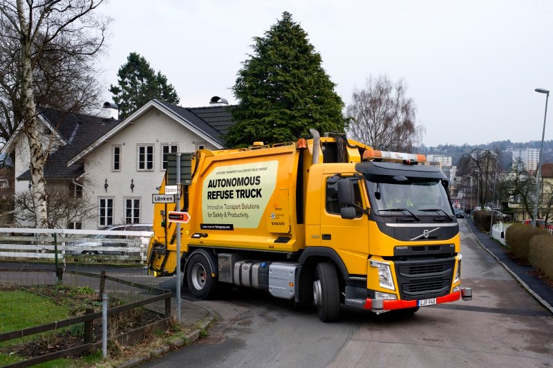 Volvo Trucks and Renova test autonomous refuse truck