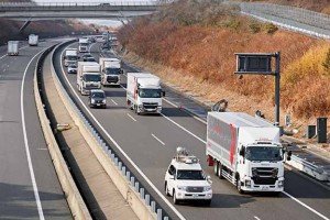 Langstrecke im Verbund: Die digitale Vernetzung der Lkw trägt dazu bei Kraftstoff zu sparen und CO2-Emissionen zu senken.  Long distances in a platoon: The trucks‘ digital connection contributes to the reduction of fuel-consumption and to lower CO2-emissions