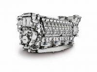 MTU Series 8000 engines are the top-selling propulsion engines in their power class for naval vessels. They are also proven in ferries and yachts. Series 8000 engines cover the power range from 7 to 10 MW.
Die MTU-Motoren der Baureihe 8000 sind die meistverkauften Motoren in ihrer Leistungsklasse für den Antrieb von militärischen Schiffen. Sie haben sich darüber hinaus auch in Fährschiffen und Yachten bewährt. Die Motoren der Baureihe 8000 sind im Leistungsbereich von 7 bis 10 Megawatt erhältlich.