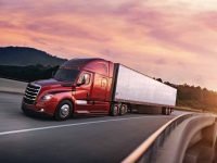 Neuer Freightliner Cascadia mit erhöhter Dachschlafkabine mit AeroX und Elite-Exterieur-Paket.
New Freightliner Cascadia Raised Roof Sleeper Cab shown with AeroX and Elite exterior appearance package.