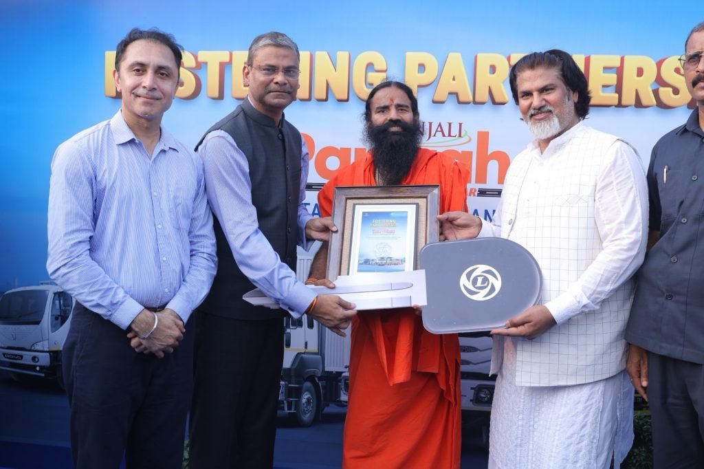 Ashok Leyland Strengthens Ties with Patanjali Parivahan through 250-Truck Order